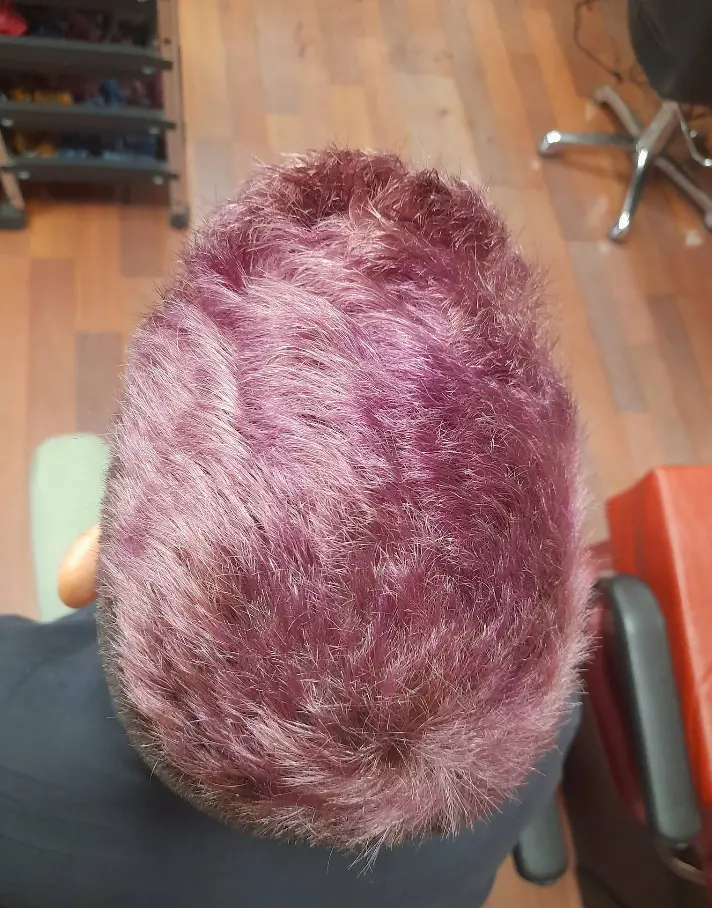 Corte corto con color fantasía malva