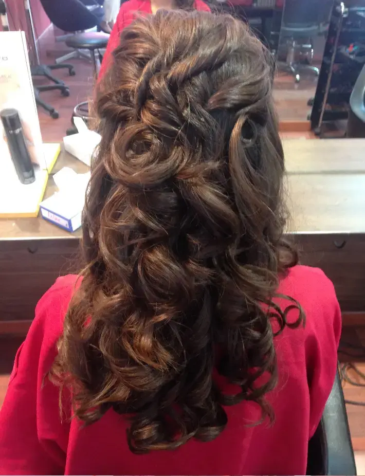 Peinado de fiesta con trenza y rizos