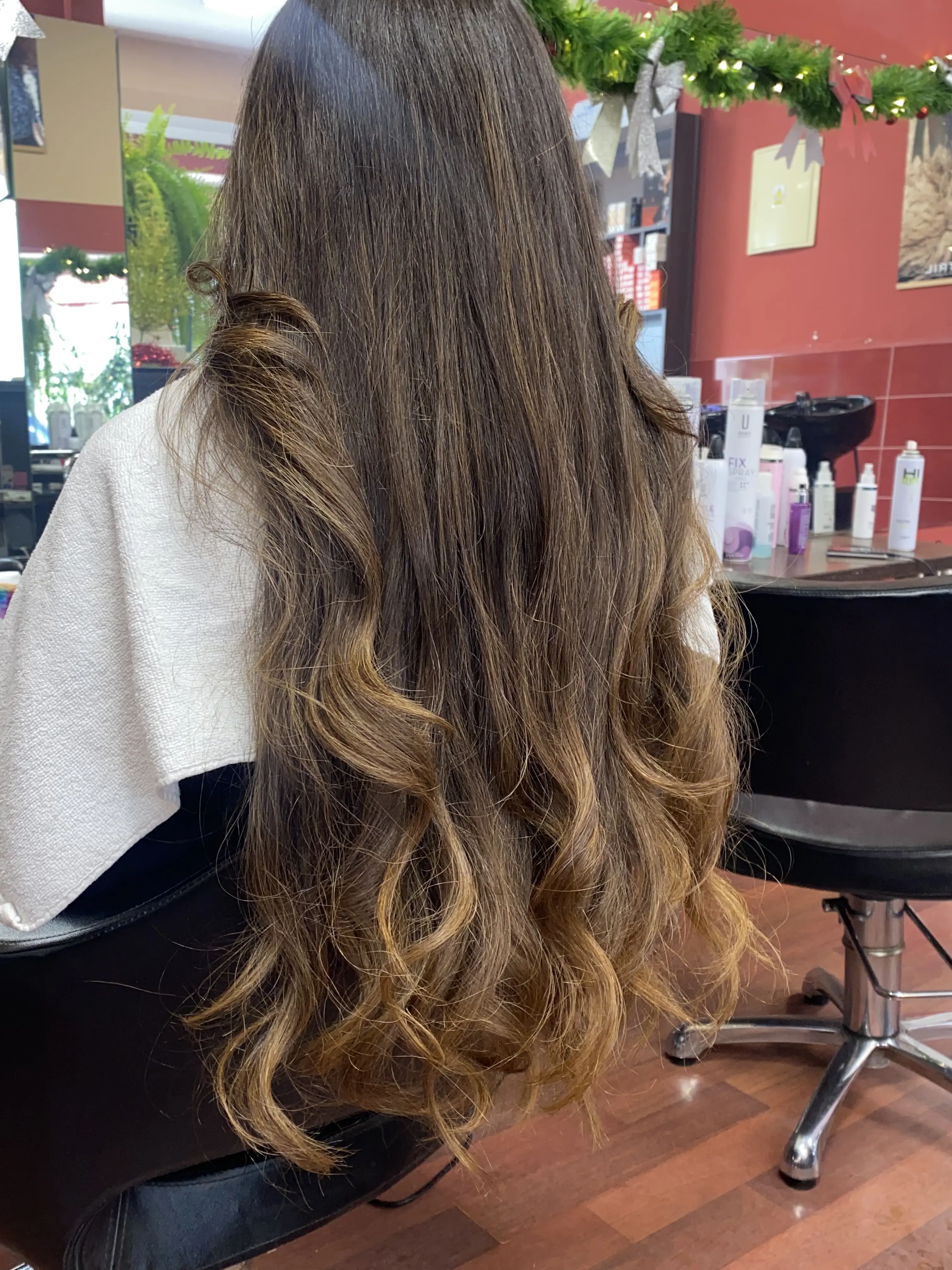 Melena larga con balayage caramelo y ondas